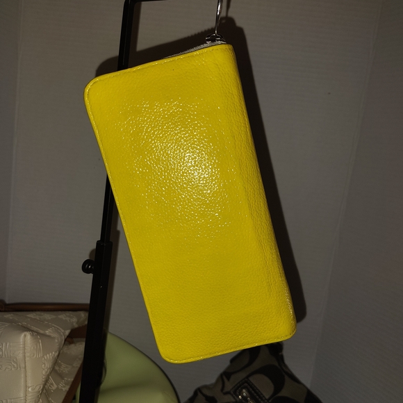 Louis Vuitton Yellow Wallet - Picture 15 of 16